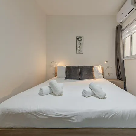 Peaceful 3br Escape Near The Sea With Terrace 아파트 *