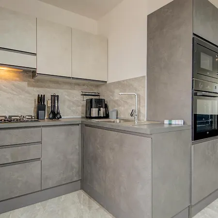 Peaceful 3br Escape Near The Sea With Terrace 아파트 *
