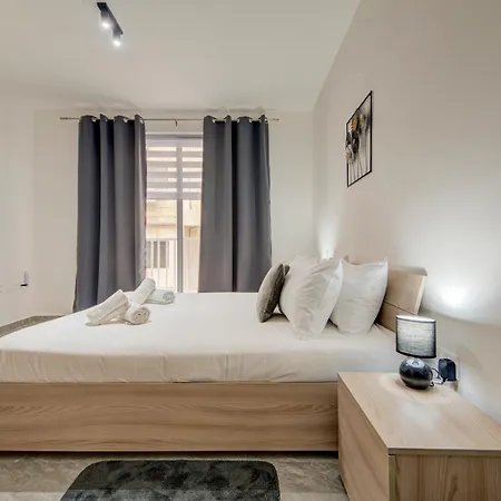 Peaceful 3br Escape Near The Sea With Terrace 아파트 *
