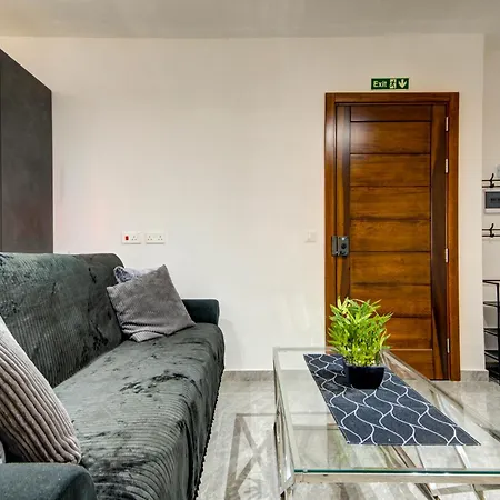 Peaceful 3br Escape Near The Sea With Terrace 아파트